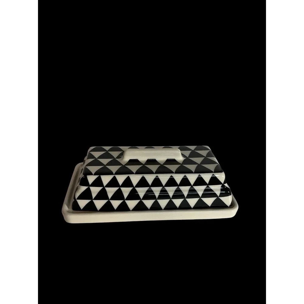 Thyme & Table Medallion Stoneware Covered  Lg Butter Dish Black/ White Triangle